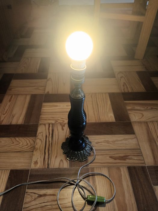 Candeeiro de mesa antigo em Pau Preto