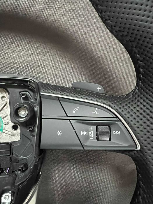 Руль ОРИГИНАЛ от AUDI SQ 8 новый