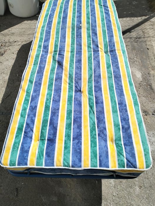 Łóżko polowe z materacem.