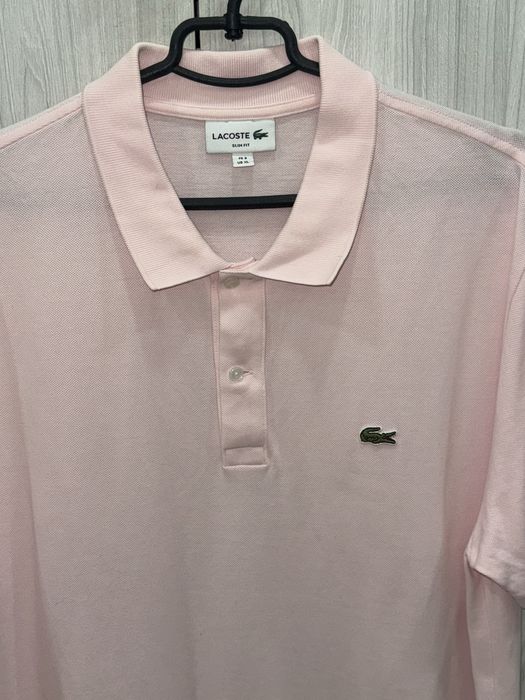 Поло Lacoste.