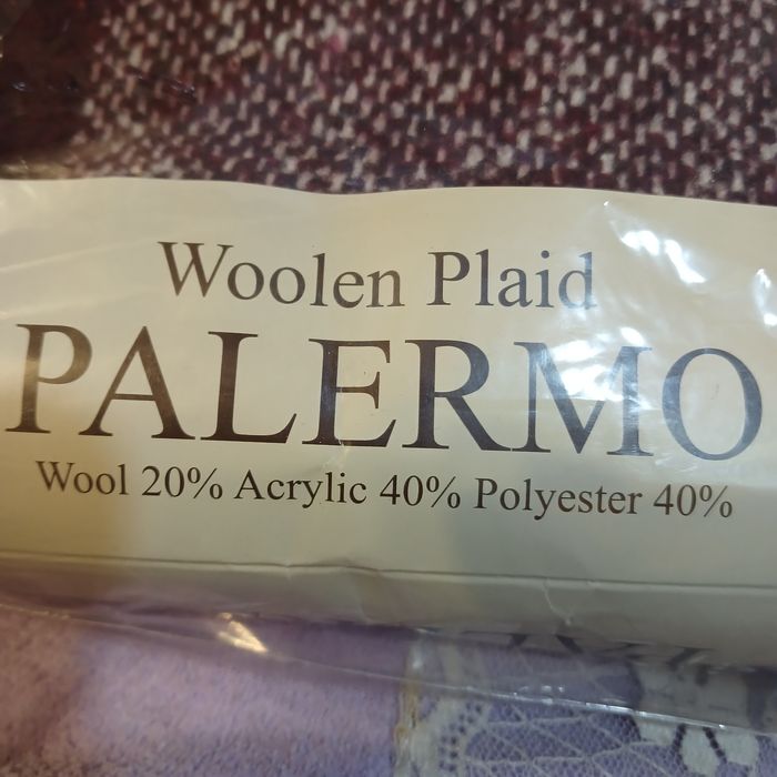 Чудовий подарунок.  Плед новий