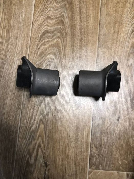 Нові сайлентблоки задньої балки для  VW Golf 3-4!