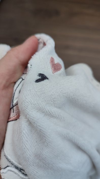 Welurowy pajacyk niemowlęcy na napy z kotkiem