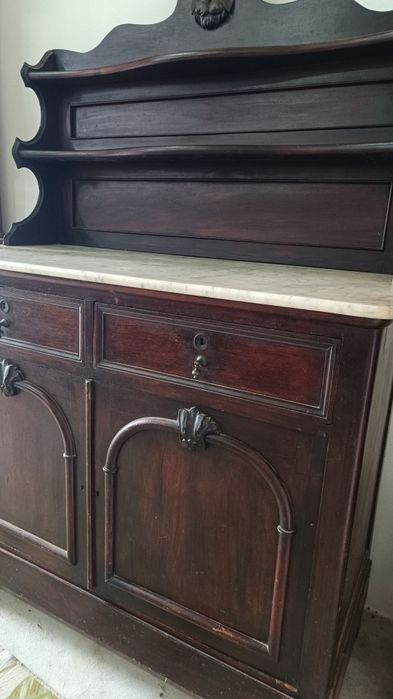 Louceiro antigo com pedra