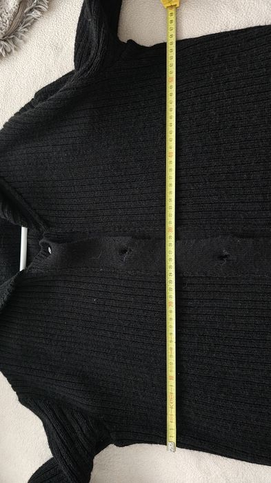 Długi sweter z kapturem na guziki