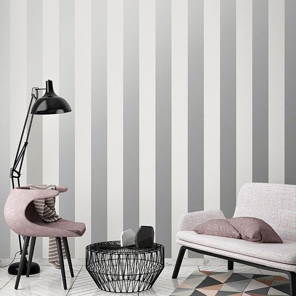 Aplicação de papel de parede e adesivo.