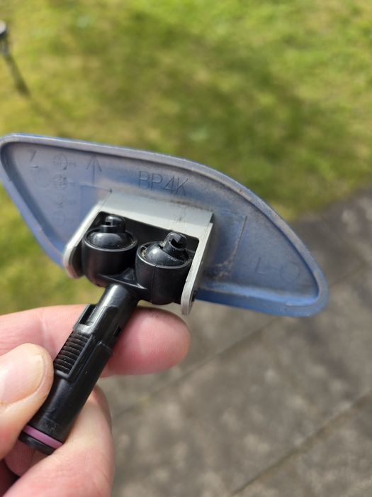 Zaślepka +dysza spryskiwacza lampy lewej Mazda 3 2006 rok