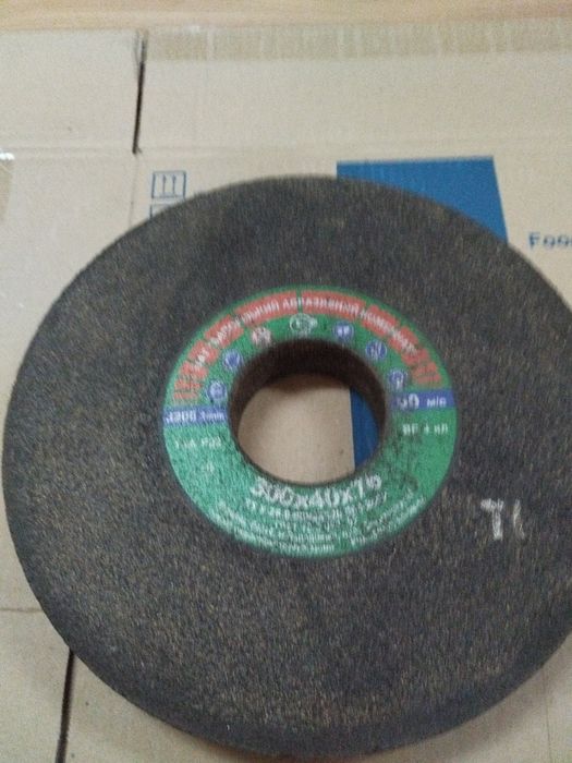 Продам наждачные круги новые.