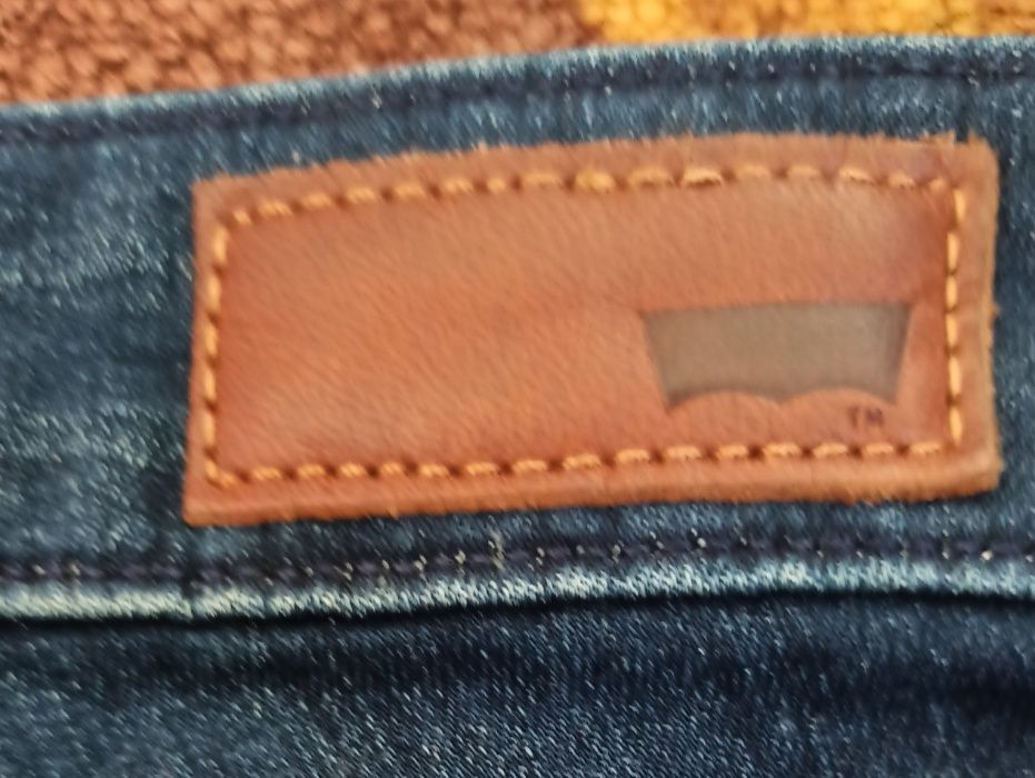 Стрейчевые джинсы зауженные Levis