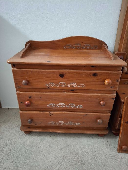 Mobiliário de criança - Cómoda, mesinha, cama e colchão - Tudo 100€