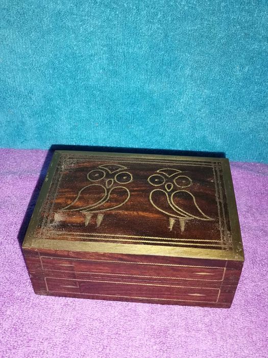 Caixa de madeira com aplicações em metal