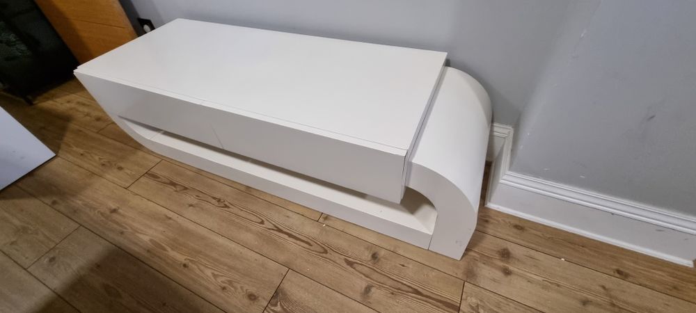 Móvel branco para sala e TV