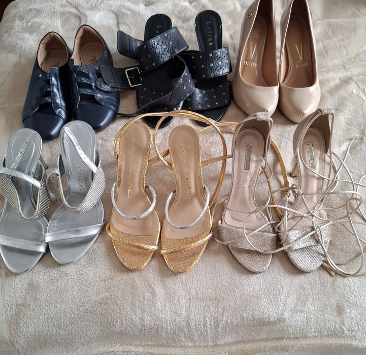 Lote de sandálias e sapatos