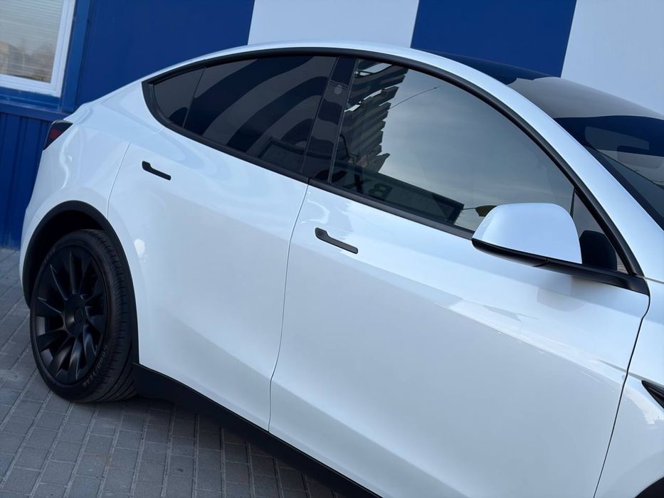 Tesla Model Y 2024 року