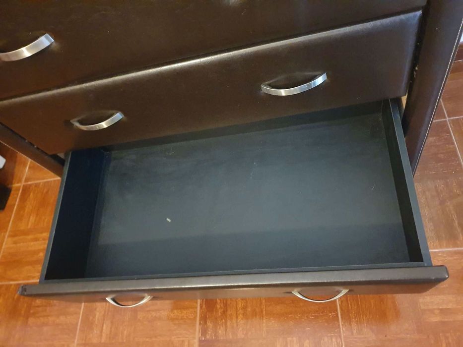 Cómoda em pele falsa