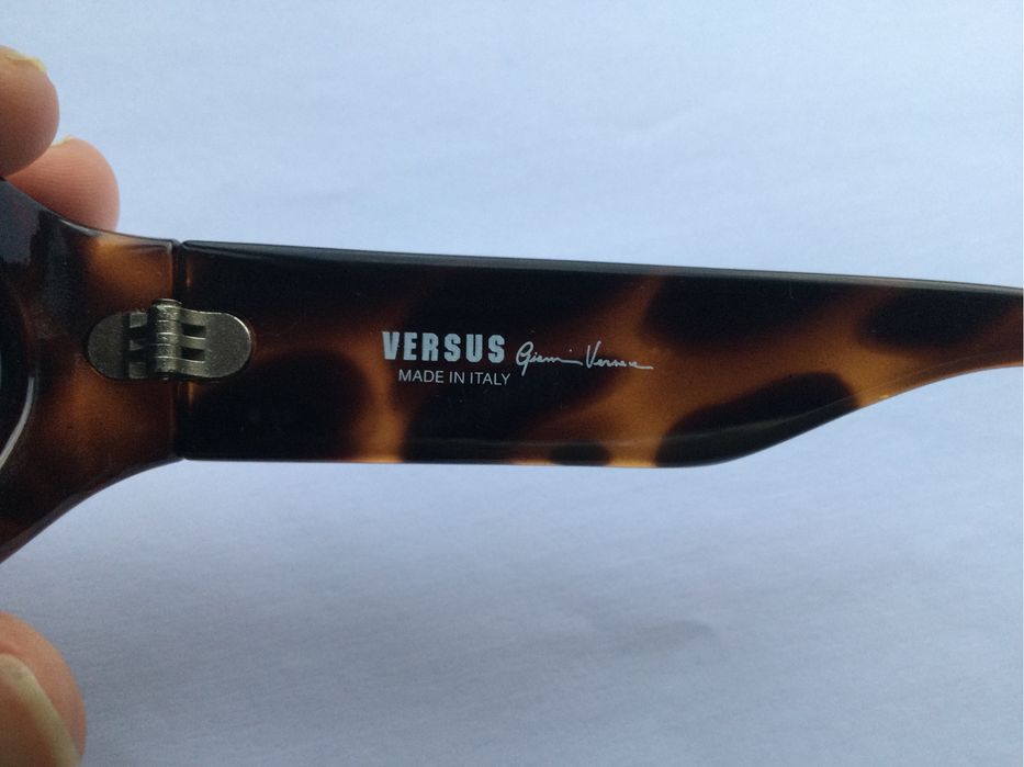 Óculos marca Versus