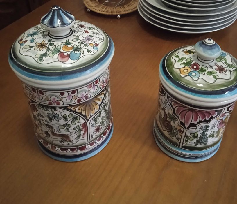 Potes pintados à mão