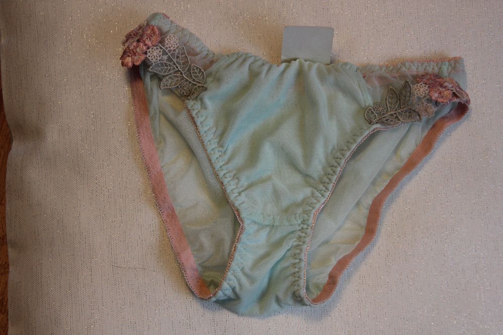 Komplet bielizny z haftem M