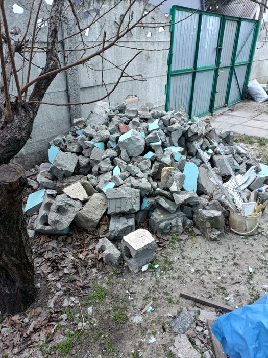 Віддам даром битий шлакоблок