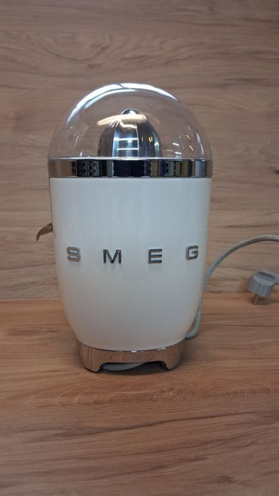 Sprzedam elegancką wyciskarkę do cytrusów SMEG CJF01, kolor biały, seria 50’s Style.