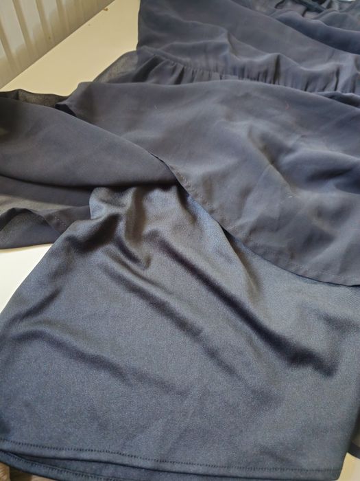 Czarna sukienka dekolt serek