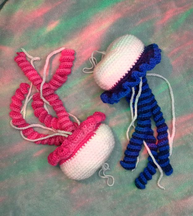 В'язані іграшки медузи