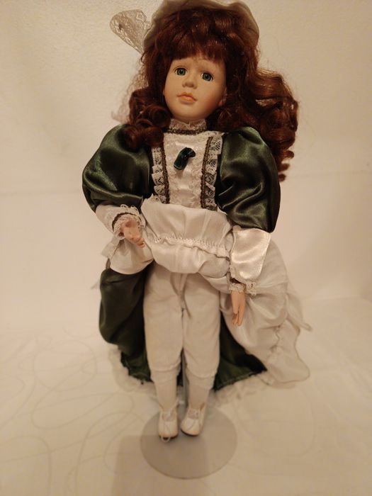 Boneca de porcelana  dama antiga