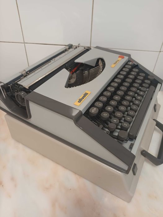 Máquina de escrever Olivetti Tropical