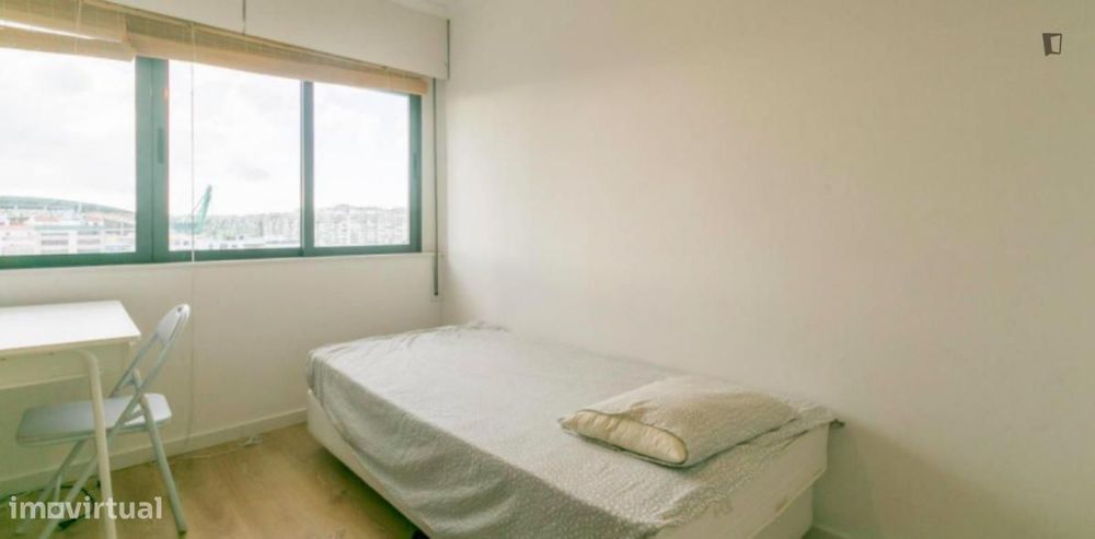 Quarto - localizado em Telheiras Lisbon