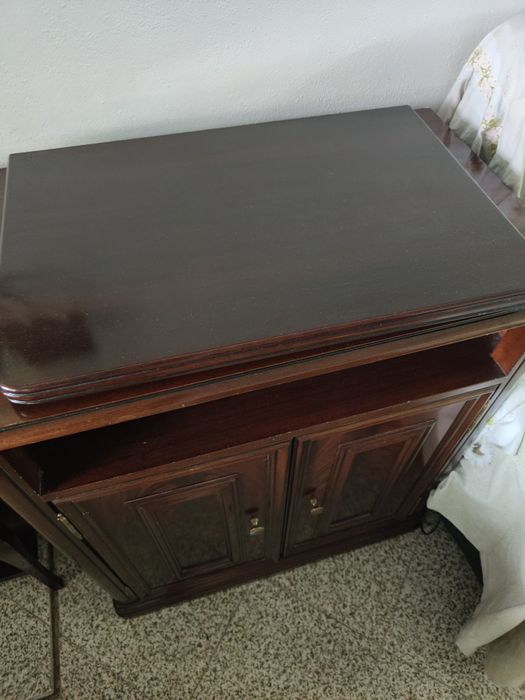 Movel TV em raiz de nogueira