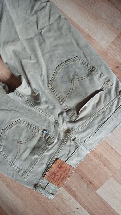 Damskie spodnie Levi's stan bardzo dobry rozmiar M beżowe jasne