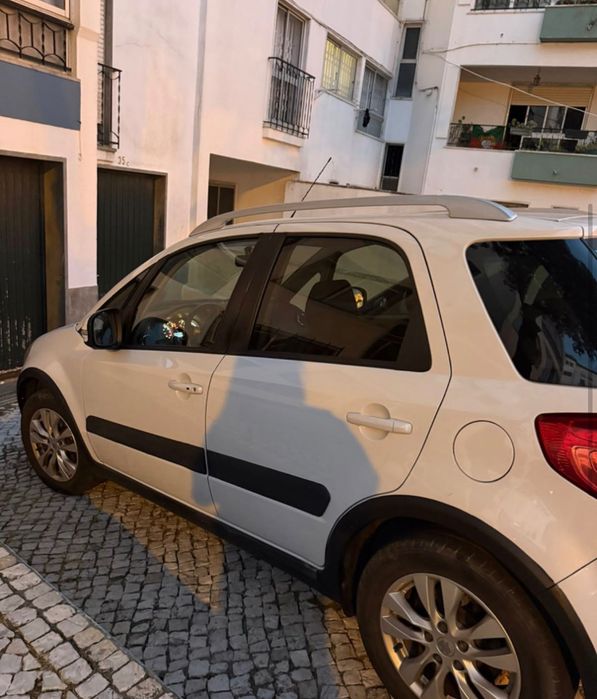 Suzuki SX4 2013, gasolina, caixa manual, branco, 104.000 km, teto de abrir. Muito estimado, inspeção e IUC em dia. €8.490 negociável. Cascais.