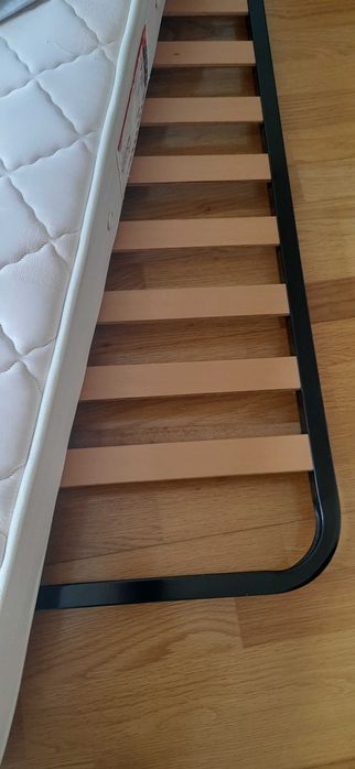 Cama de casal e mesinhas cabeceira