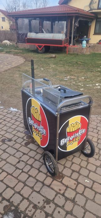 Mobilny wózek  gastronomiczny z frytkownica.