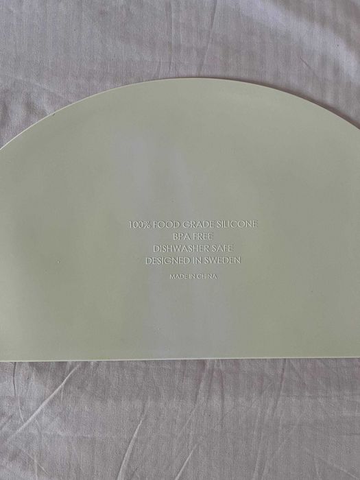 Individual de silicone Mushie meia-lua para criança, dinossauros, 47 c