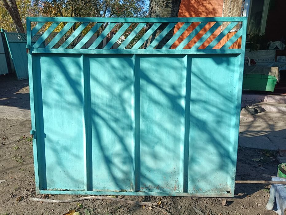 Металеві ворота з хвірткою