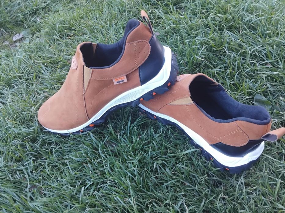 Кросівки коричневі