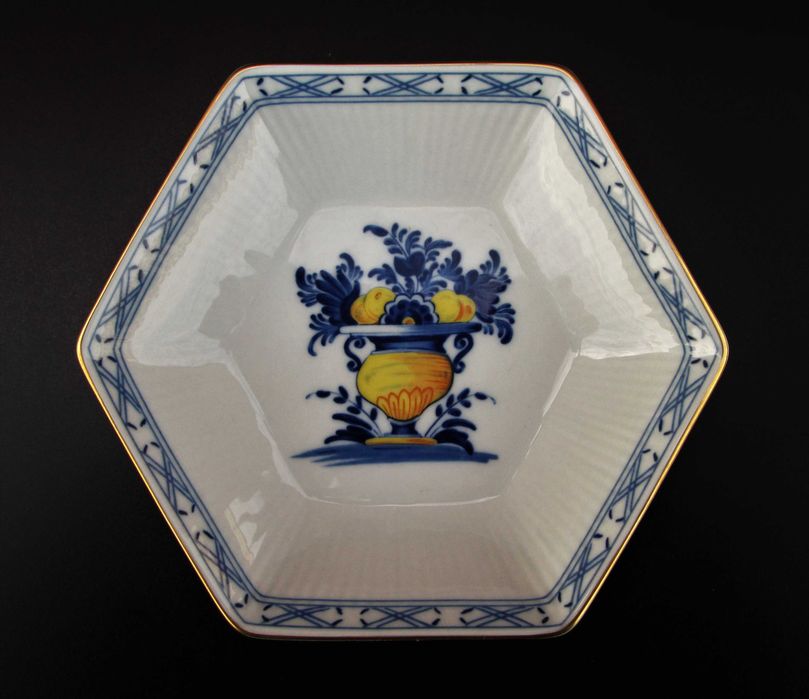 VISTA ALEGRE Antigo Covilhete Sextavado em Porcelana Coleção VIANA