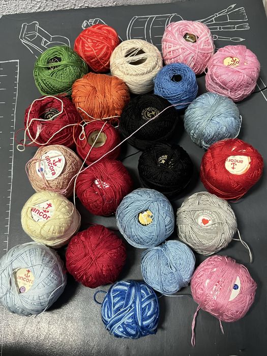 Retalhos de roupa nova, agulhas, novelos de renda