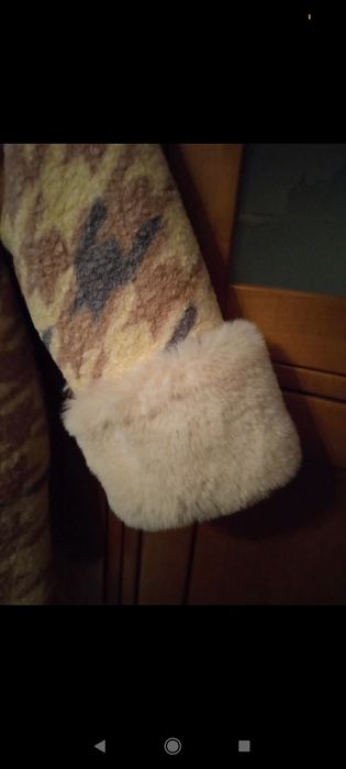 Casaco todo forrado com pêlo nos punhos e na gola