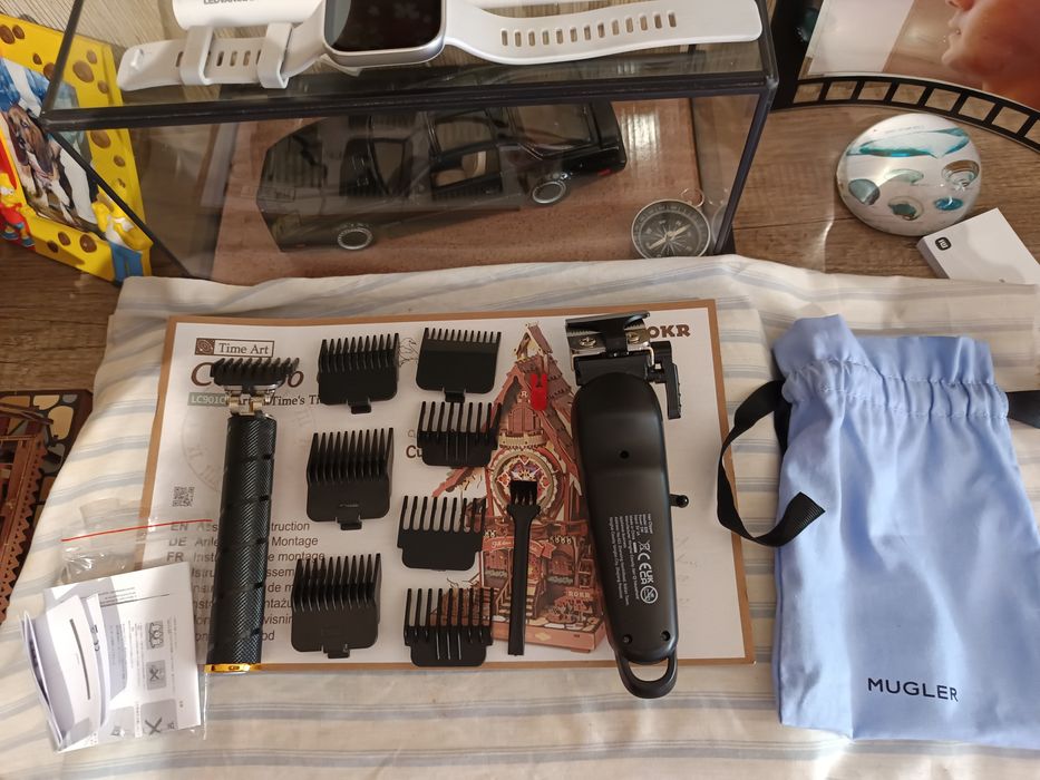 Vendo novas máquinas uma máquina preta dourada e outra preta barbeiros  profissionais bom estado
