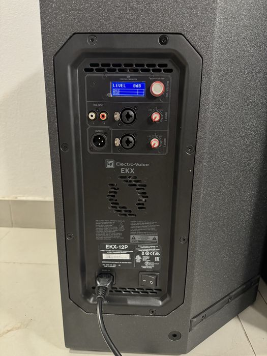 2 colunas Electro-Voice EKX 12p + Capas