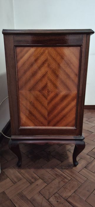 Cómoda em estilo Queen Anne, em muito bom estado.