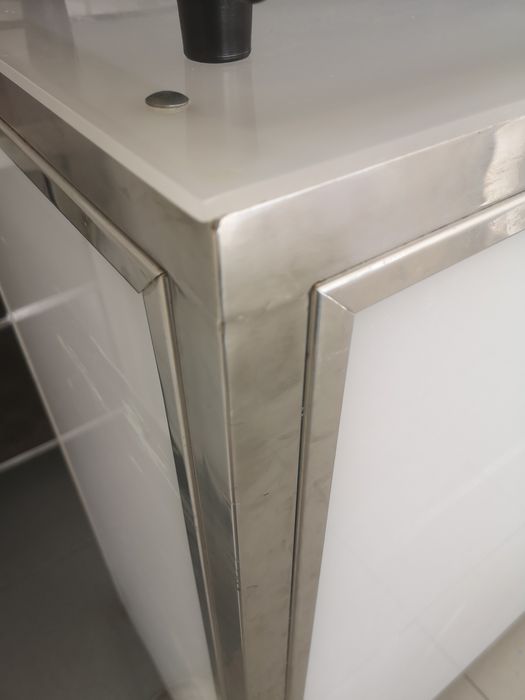 Balcão em inox com acrílicos