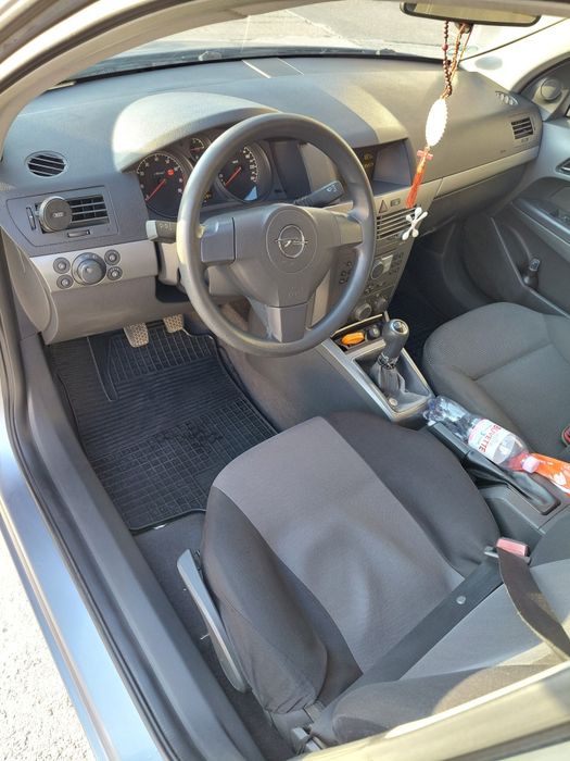 Opel Astra H 2004  1,4 бензин