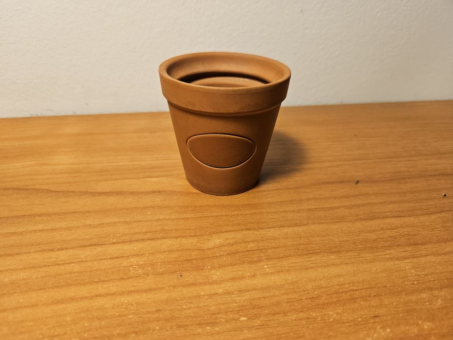 Mała gliniana doniczka