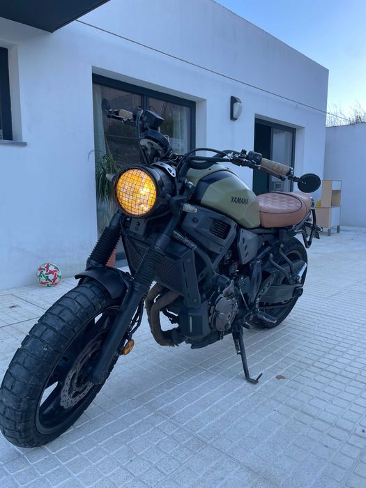 XSR 700 com estilo Cafe-racer/militar