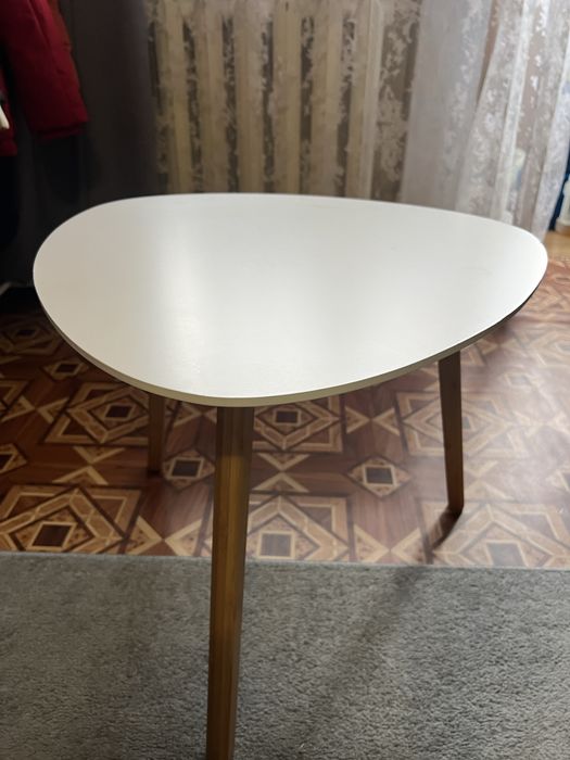 Невеликий білий столик