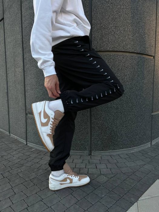 Нейлонові штани Nike на лампасах