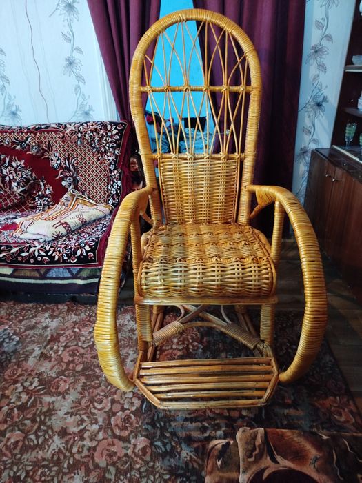 Плетене крісло-качалка з лози